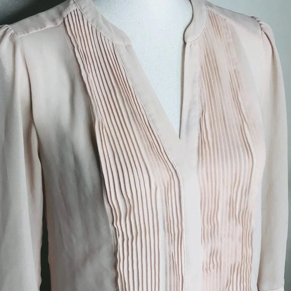 H&M Blouse size 6.  Pleats in the front. Pale pink - Picture 2 of 5